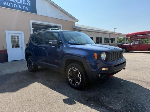 Used 2017 Jeep Renegade Trailhawk w/ Premium Trailhawk Package AWD/4WD image 3