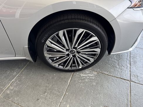 Used 2025 Nissan Altima 2.5 SL AWD/4WD image 12