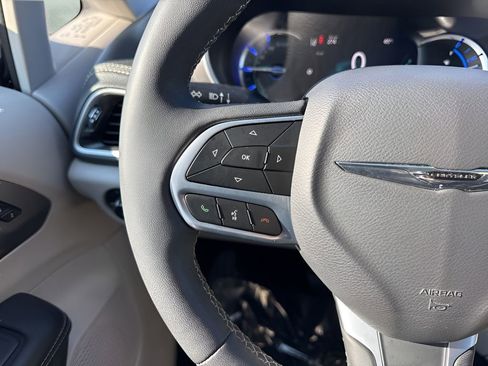 Used 2024 Chrysler Pacifica Select image 16
