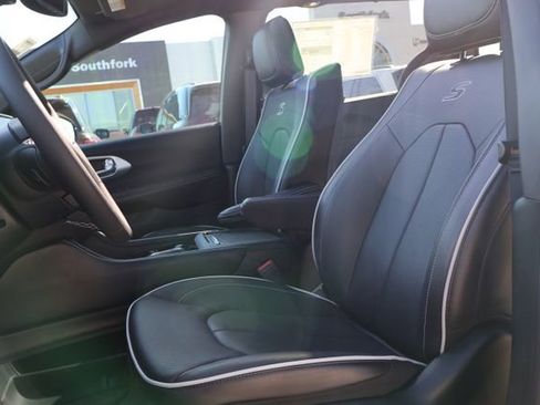 New 2026 Chrysler Pacifica Limited w/ Uconnect Theater Family Group FWD image 13