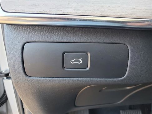 Used 2025 Volvo XC90 B6 Plus image 18