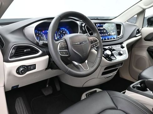 Used 2024 Chrysler Pacifica Touring-L FWD image 19