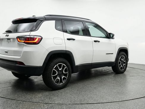 Used 2025 Jeep Compass Trailhawk AWD/4WD image 9