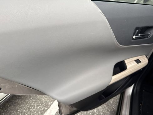 Used 2021 Toyota Venza XLE w/ Carpet Mat Package (TMS) image 15