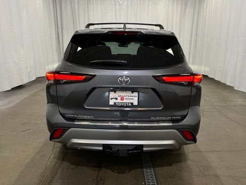 Certified 2025 Toyota Highlander Platinum AWD/4WD image 5