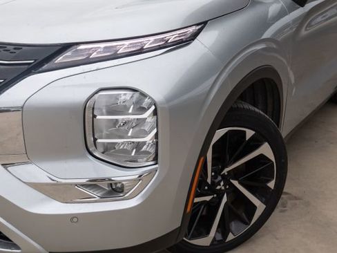 Used 2023 Mitsubishi Outlander SE image 3