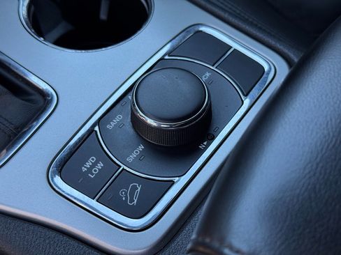 Used 2019 Jeep Grand Cherokee Limited image 44