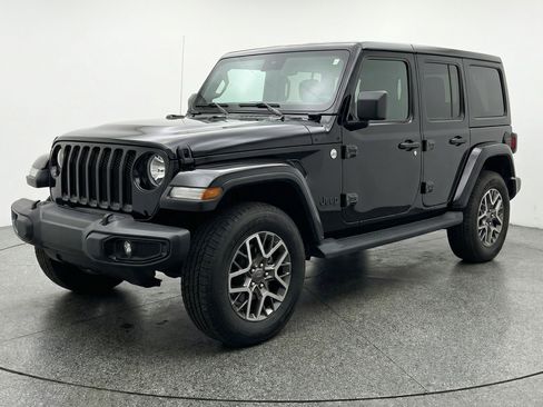 Used 2025 Jeep Wrangler Sahara image 3