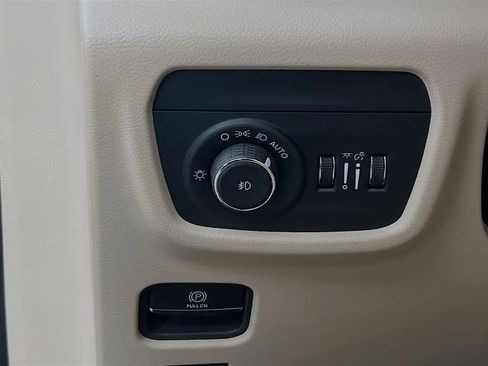 Used 2025 Jeep Grand Cherokee Limited w/ Luxury Tech Group II image 11