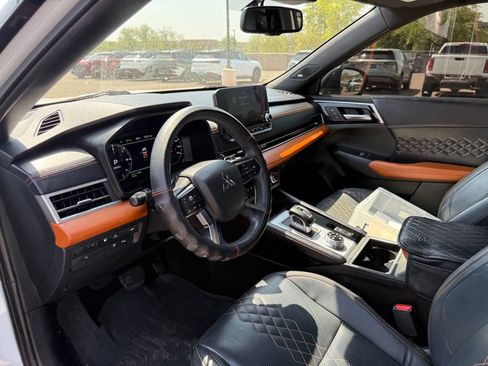 Used 2023 Mitsubishi Outlander 4WD Plug-In Hybrid image 14