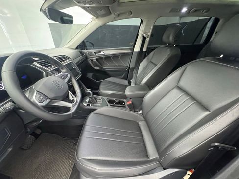 Used 2023 Volkswagen Tiguan SE w/ Panoramic Sunroof Package image 9