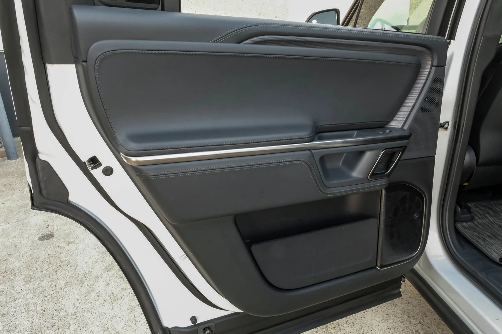 Used 2024 Rivian R1S Adventure Dual AWD/4WD image 58