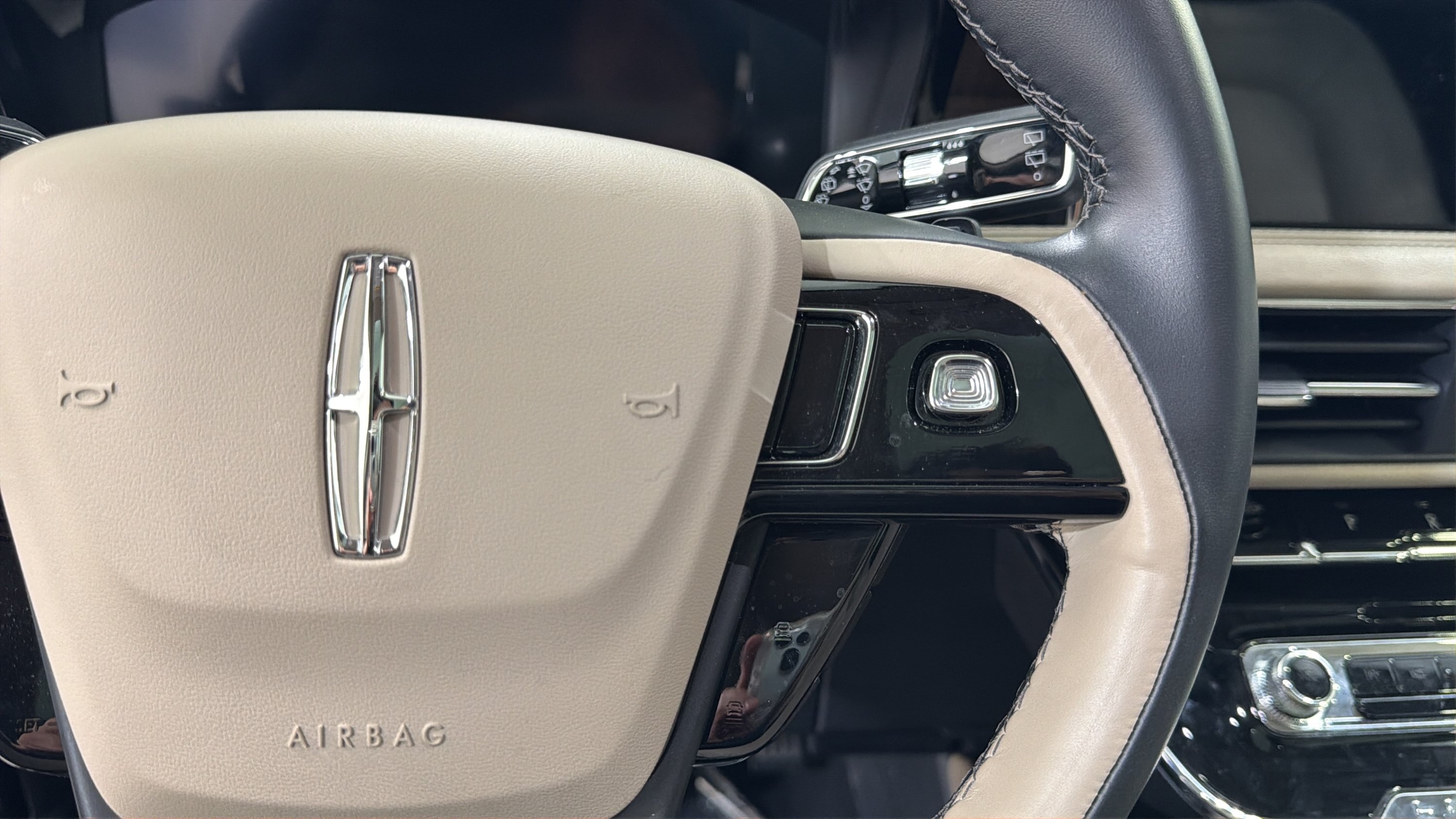 Used 2025 Lincoln Corsair Grand Touring AWD/4WD image 12