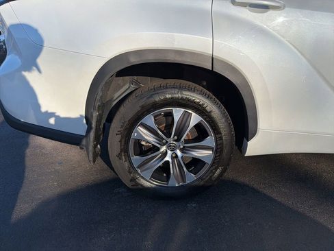 Used 2023 Toyota Highlander XLE image 4