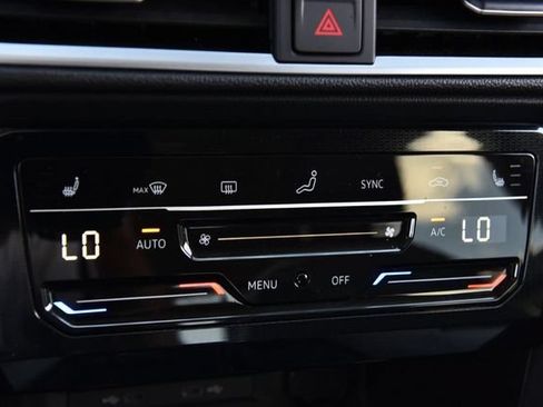 Used 2025 Volkswagen Taos SE AWD/4WD image 14