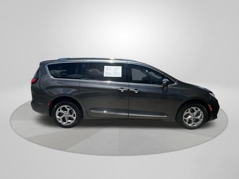Used 2021 Chrysler Pacifica Limited AWD/4WD image 8