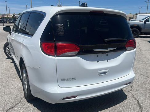 Used 2022 Chrysler Voyager LX FWD image 3