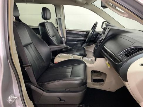 Used 2015 Chrysler Town & Country Touring-L w/ Driver Convenience Group FWD image 19