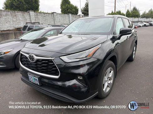 Used 2023 Toyota Highlander LE FWD image 1