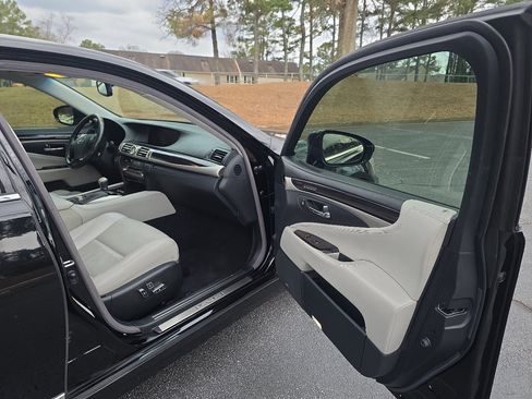 Used 2013 Lexus LS 460 image 20