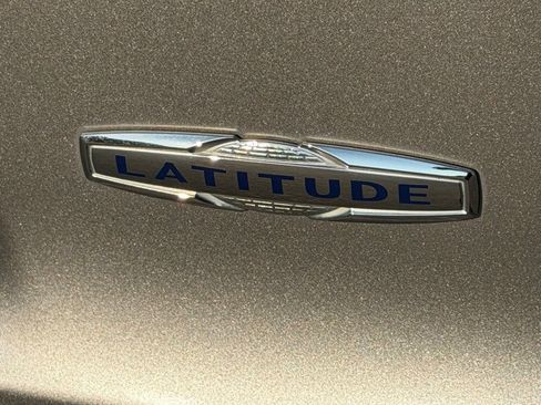 Used 2019 Jeep Cherokee Latitude w/ Popular Appearance Group FWD image 9
