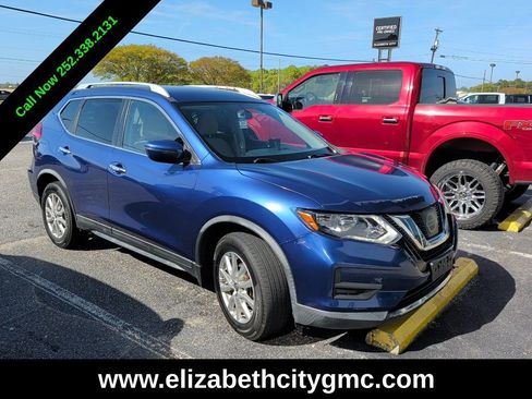 Used 2017 Nissan Rogue SV image 2
