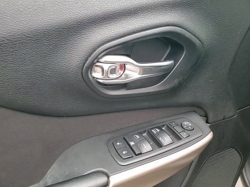 Used 2017 Jeep Cherokee Latitude image 9