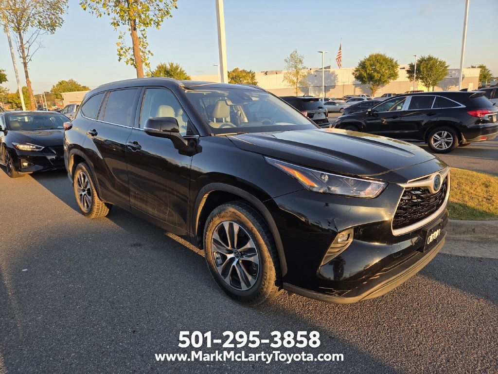 Used 2022 Toyota Highlander XLE FWD image 3