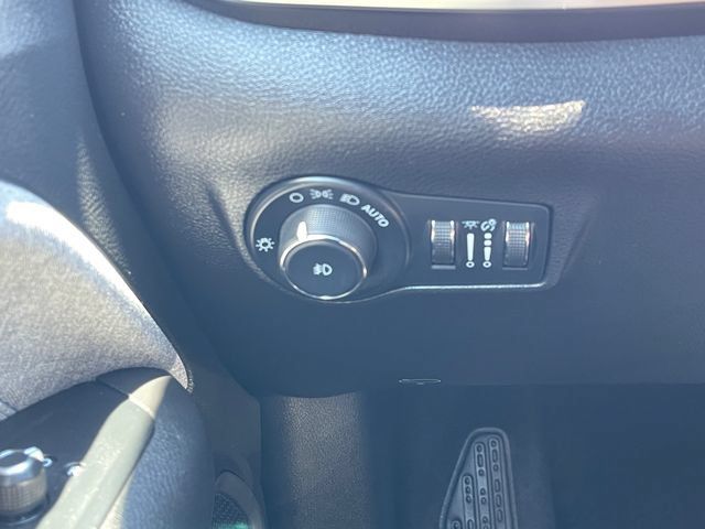 Used 2022 Jeep Compass Latitude w/ Sun and Sound Group AWD/4WD image 22