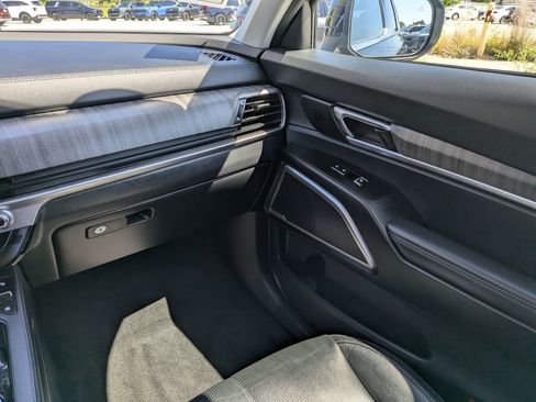 Certified 2024 Kia Telluride EX w/ EX Captain's Chair Package FWD image 18