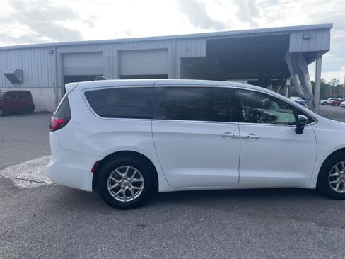 Used 2025 Chrysler Pacifica Select image 16
