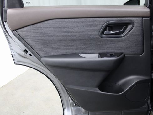 Used 2023 Nissan Rogue S image 16