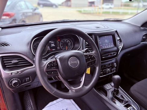 Used 2021 Jeep Cherokee Latitude FWD image 11
