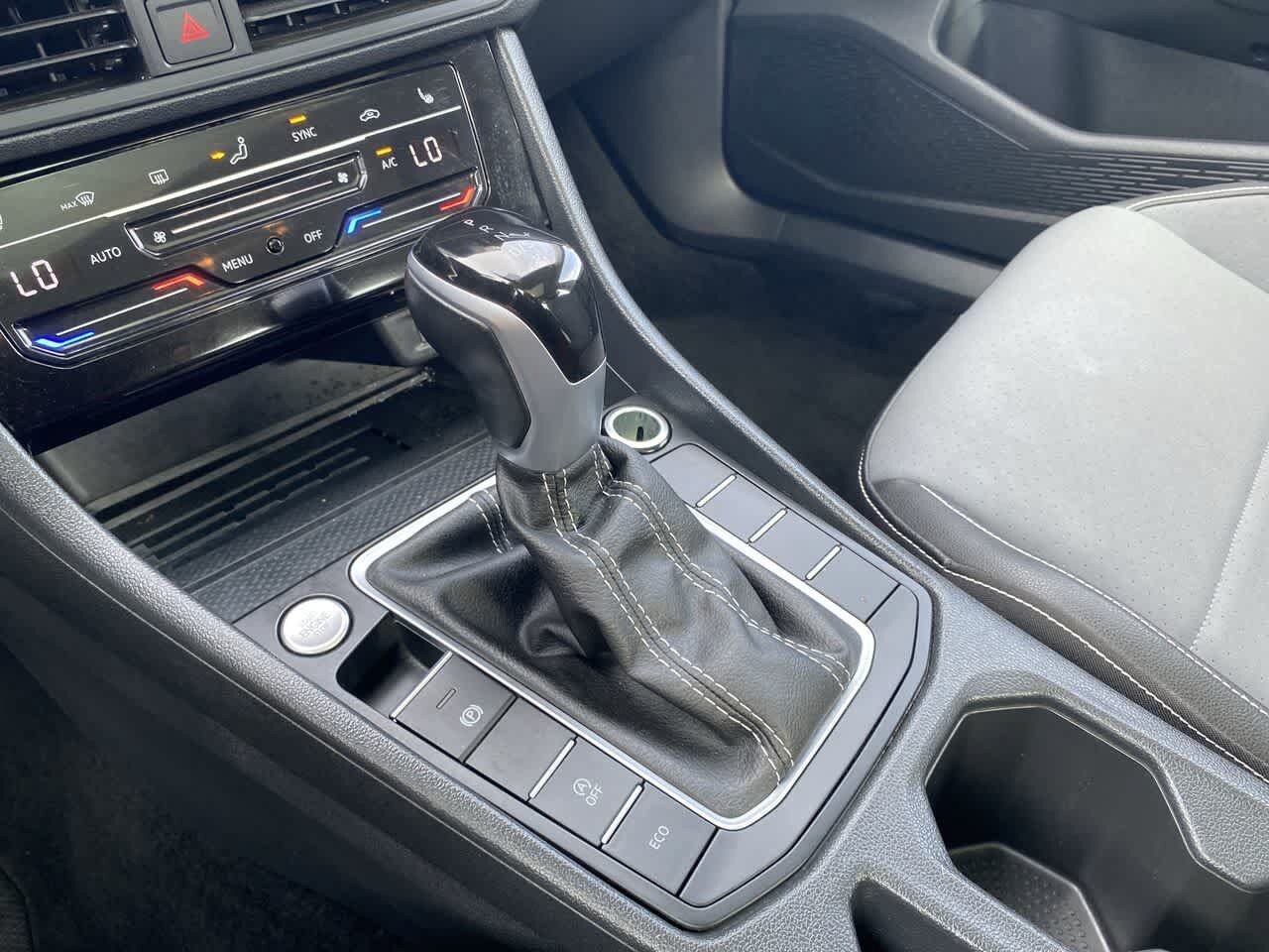 Used 2025 Volkswagen Jetta SE FWD image 19