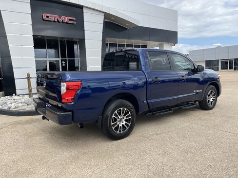 Used 2024 Nissan Titan SV w/ SV Convenience Package RWD image 3