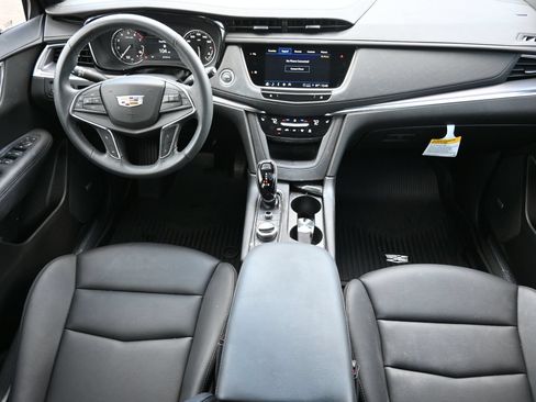 Certified 2025 Cadillac XT5 Luxury FWD image 8