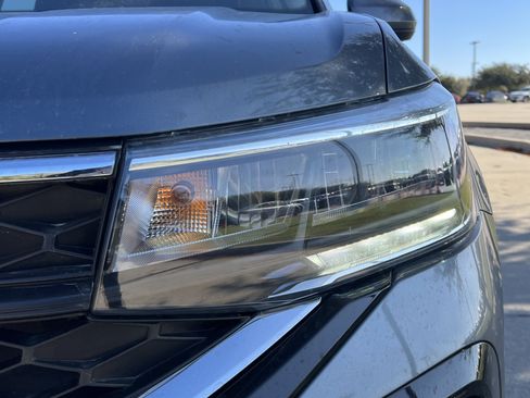 Certified 2022 Volkswagen Taos SE w/ IQ.Drive SE Package image 6