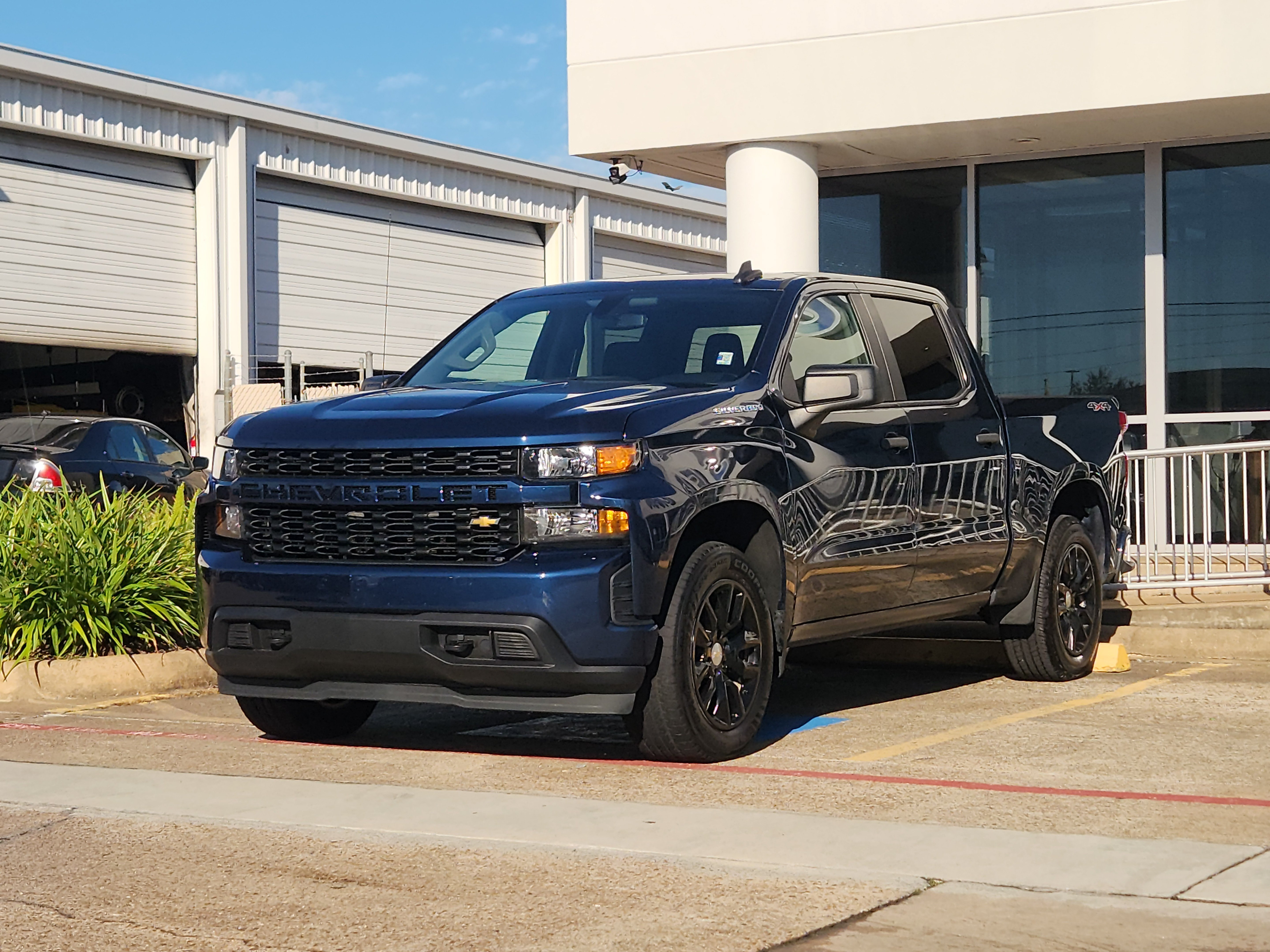 Used 2020 Chevrolet Silverado 1500 Custom w/ Custom Value Package AWD/4WD image 2
