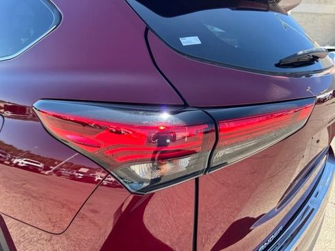 Used 2021 Toyota Highlander Platinum AWD/4WD image 10