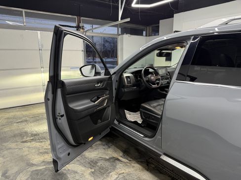 Used 2022 Nissan Pathfinder Platinum image 9