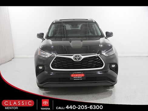 Used 2024 Toyota Highlander XLE FWD image 2