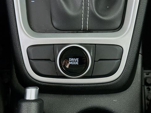 Used 2025 Hyundai Venue SEL image 25