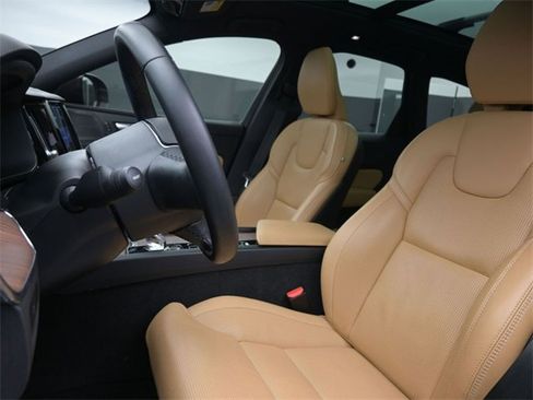 Used 2023 Volvo XC60 B5 Ultimate w/ Protection Package Premier image 9