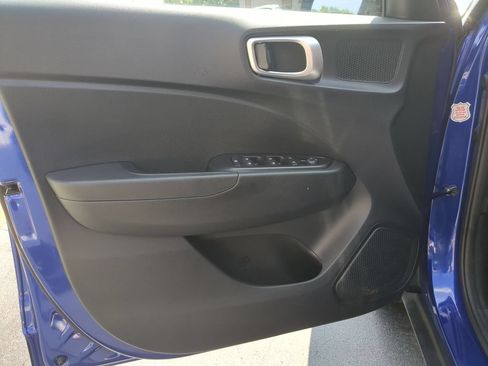 Used 2025 Hyundai Venue SEL FWD image 11