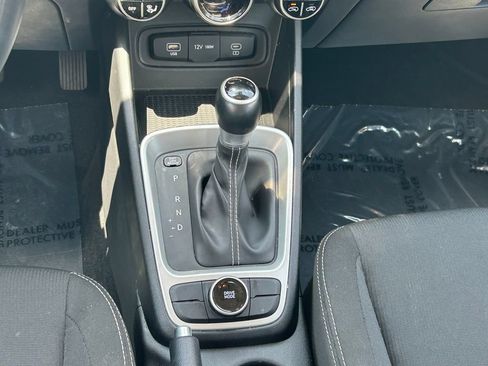 Used 2025 Hyundai Venue SEL FWD image 19