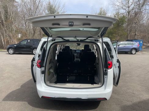 Used 2023 Chrysler Pacifica Touring-L image 24
