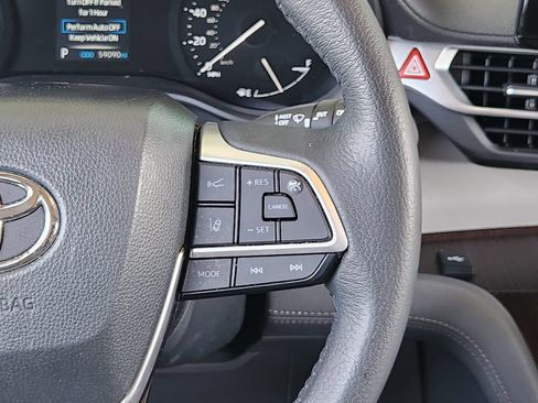 Used 2023 Toyota Sienna XLE FWD image 28