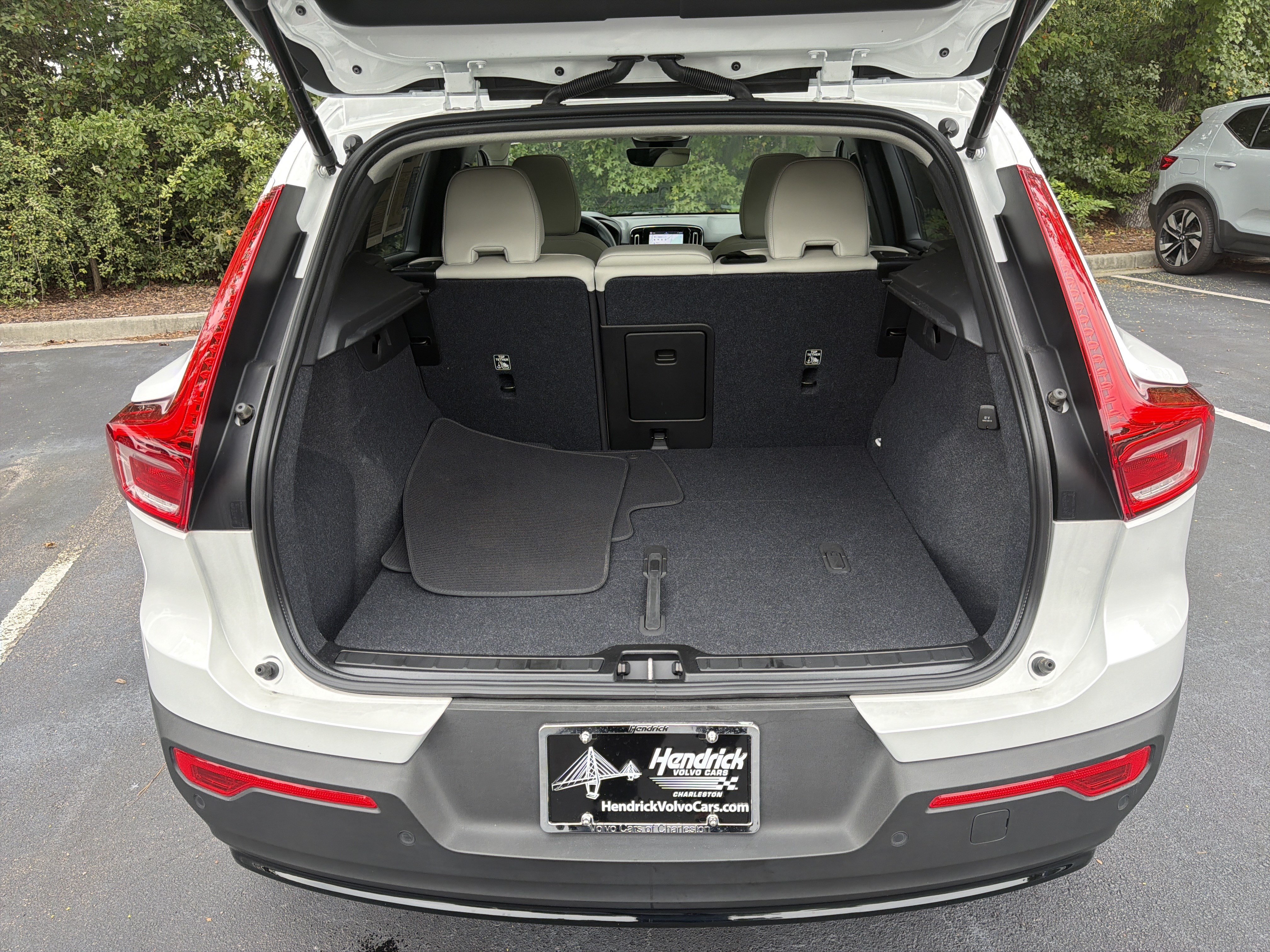 Certified 2024 Volvo XC40 B5 Plus AWD/4WD image 34