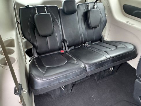 Used 2023 Chrysler Pacifica Touring-L FWD image 17