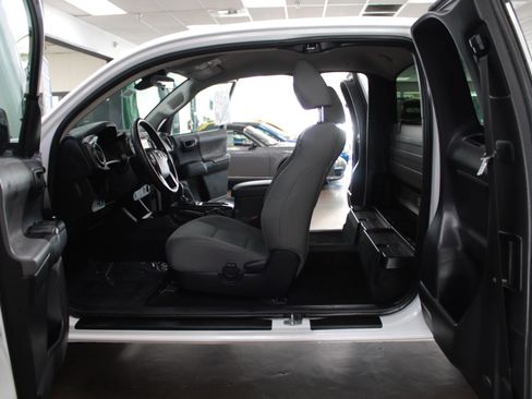 Used 2018 Toyota Tacoma SR image 10